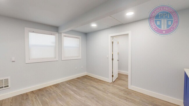 Building Photo - Newly Remodeled Home With Large Fenced Yar...