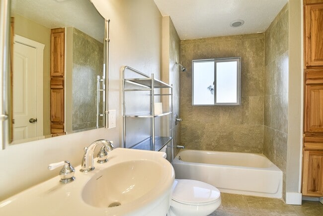 Building Photo - Beautiful Spacious Home in Sugarhouse!