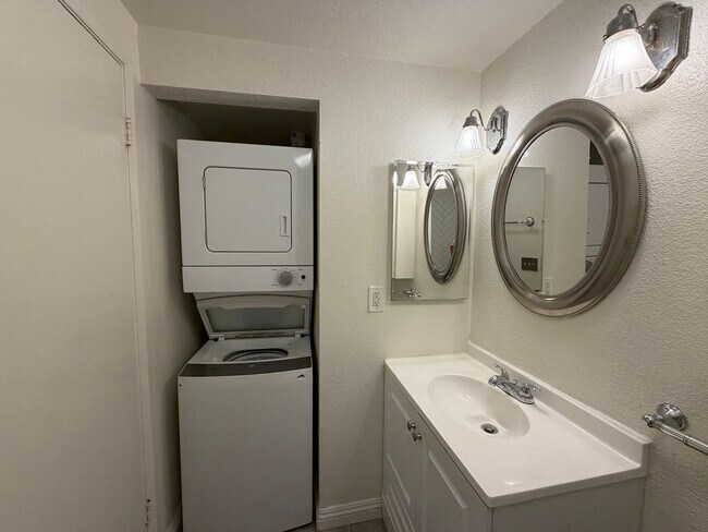 Building Photo - Great One Bedroom in the heart of Mission Valley! Parking and Laundry!