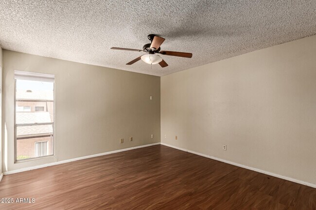 Building Photo - 2680 E Oakleaf Dr