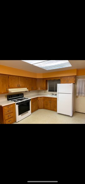 Building Photo - 426 N River Rd