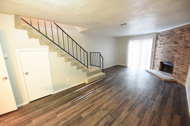 Building Photo - Spacious 2 story town home with fenced yard!