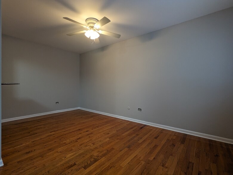 Building Photo - 524 W Oakdale Ave