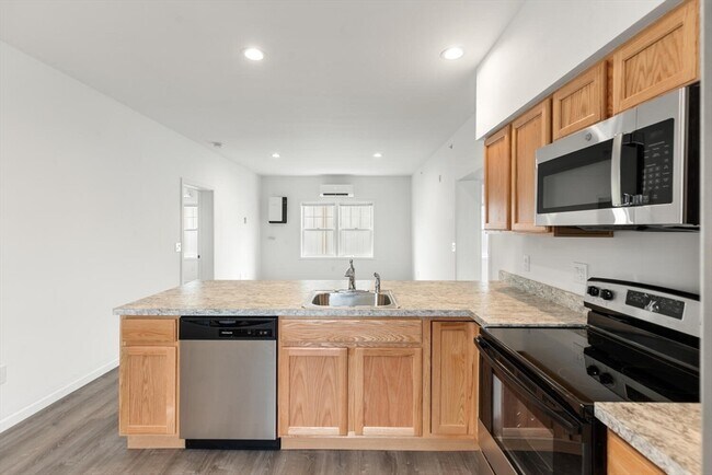 Building Photo - 50 R Maplewood Ave