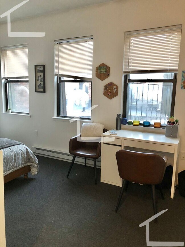 Building Photo - No Brokers Fee, Large 3 Bedroom in South End, Eat-in Kitchen, Dishwasher, Laundry on a Site