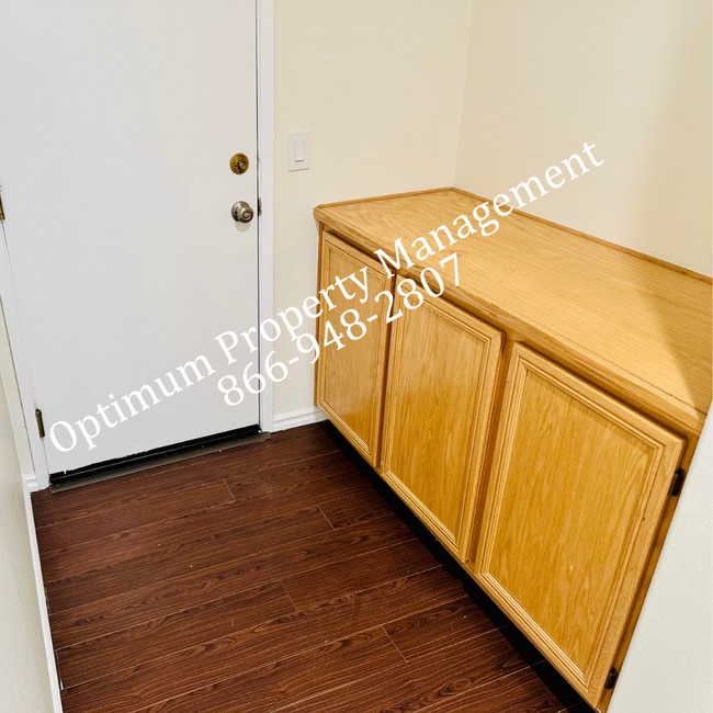 Building Photo - Modern Elegance and Comfort!