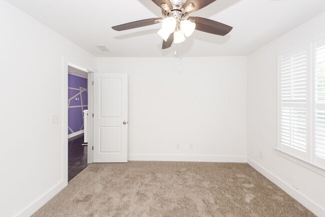 Building Photo - 4 Bedroom 3.5 Bath House in Lawton Park - ...