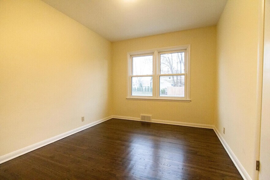 Building Photo - 1919 E 38th St