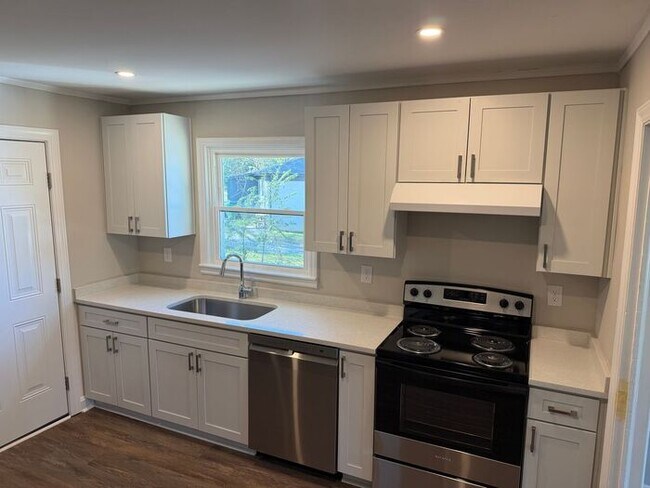 Building Photo - Gorgeous Renovated 3 Bedroom Brick Ranch