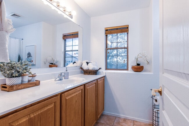 Building Photo - 1550 N Desert Willow St