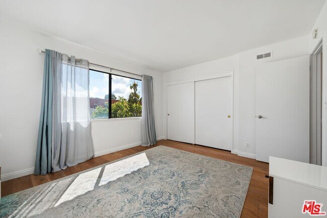 Building Photo - 27912 Ridgecove Ct N