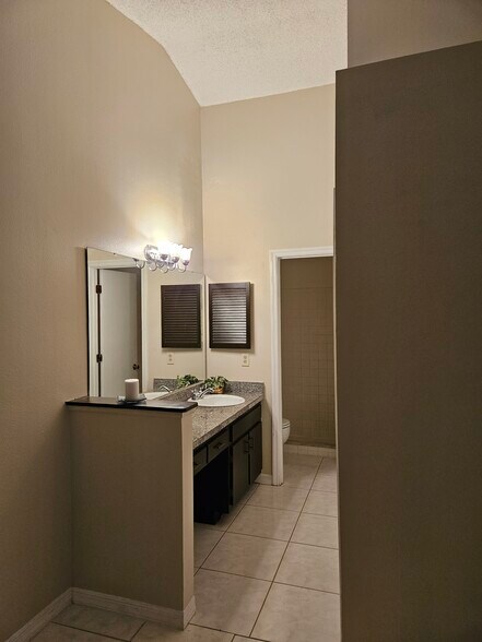 Master Bath - 1000 Martin Blvd