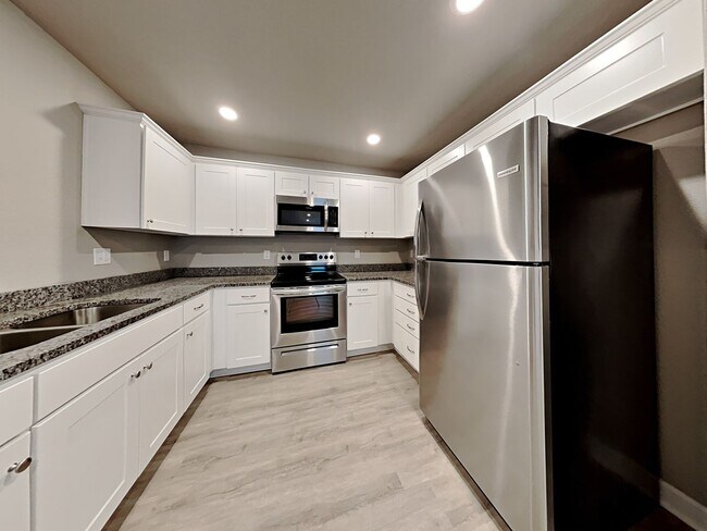 Building Photo - Charming 3Beds, 2Bath Home in Blue Springs with Garage Parking