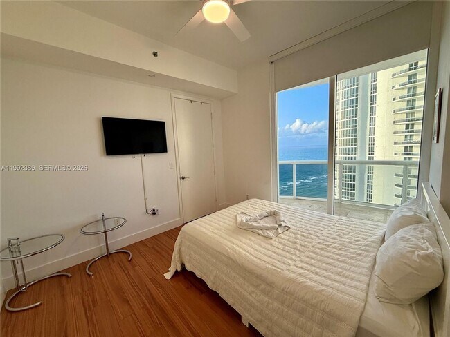 Building Photo - 15901 Collins Ave
