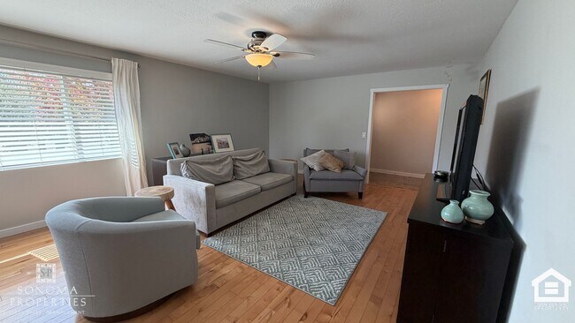 Building Photo - 626 White Briar Dr