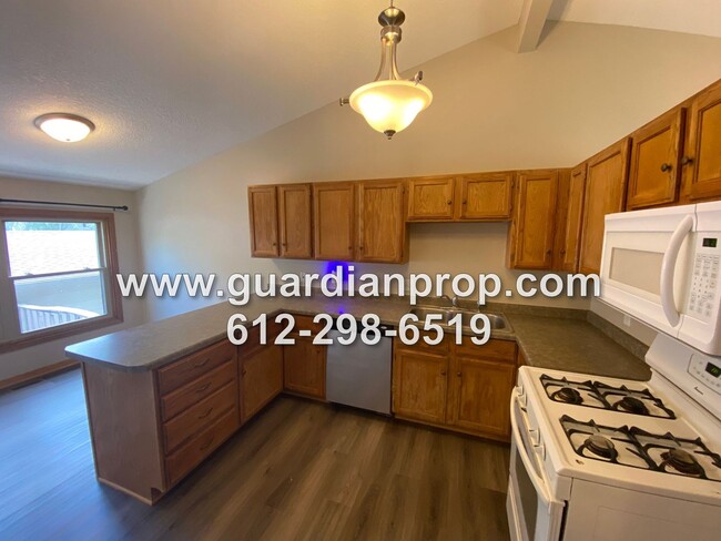 Building Photo - Updated Townhouse Available December 1st, ...