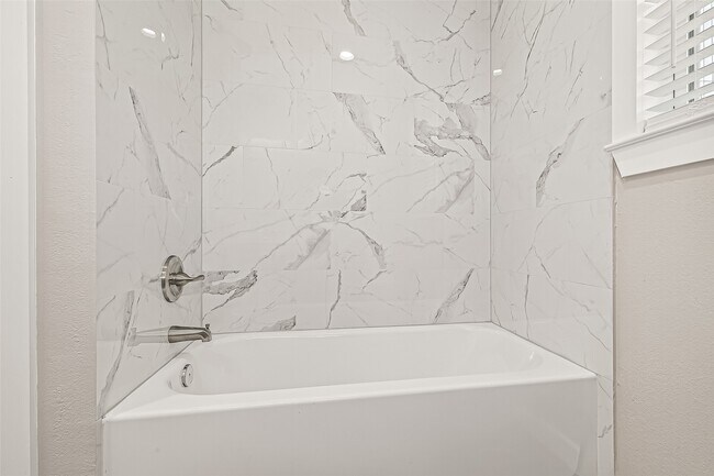 Building Photo - 10531 Royal Oaks Dr