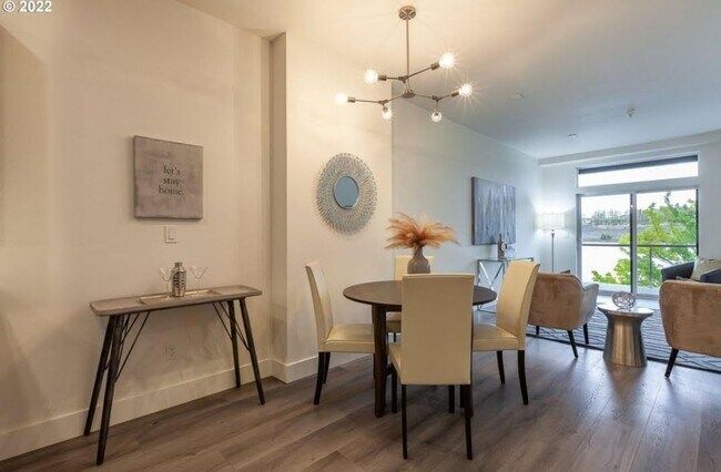 Building Photo - Luxury Rental With A River View