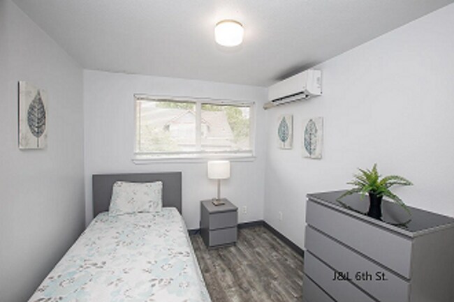 Building Photo - Corvallis Triplex