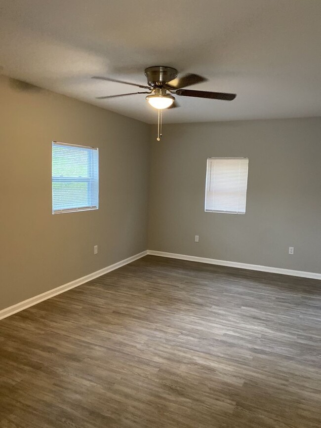 Building Photo - Updated 4 bed 2 bath minutes to Downtown C...