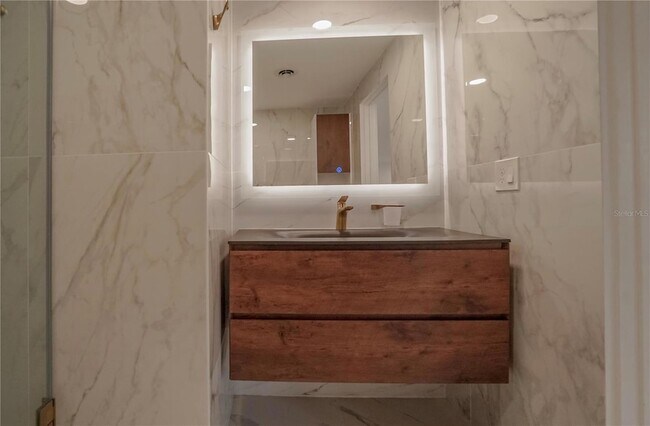 Building Photo - 985 Liberty St