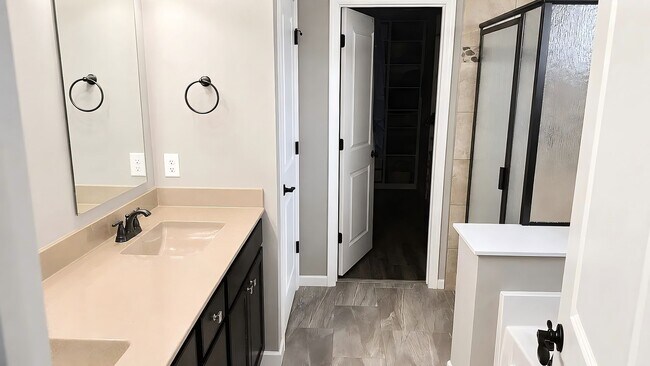 Building Photo - Beautiful 4Bed 3.5Bath Home in Victoria!