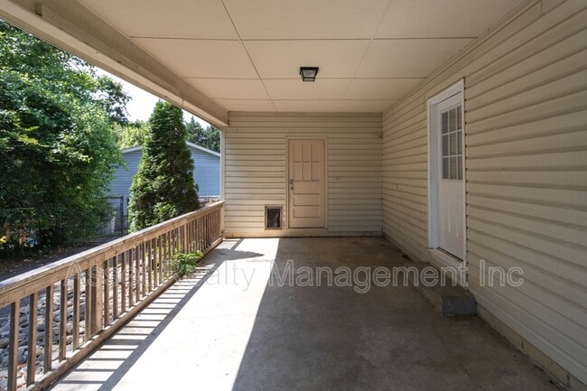 Building Photo - 709 Brookridge Cir SW