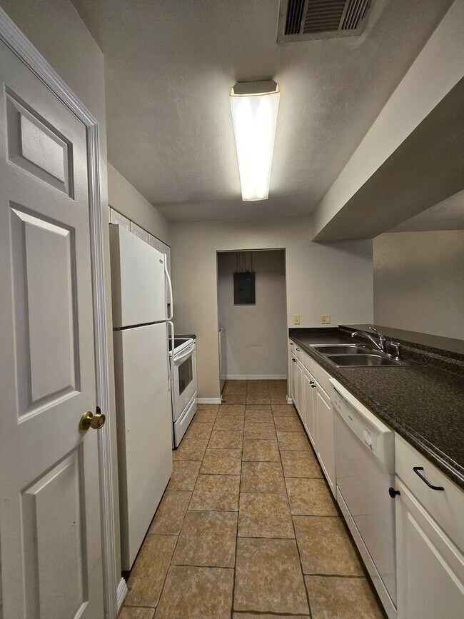 Building Photo - 2 Bedroom 2 Bath Condo