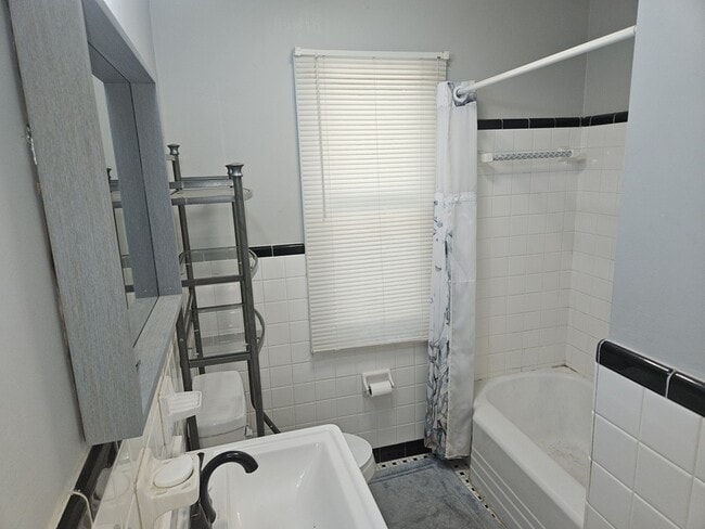 Building Photo - 1818 Cherokee Dr