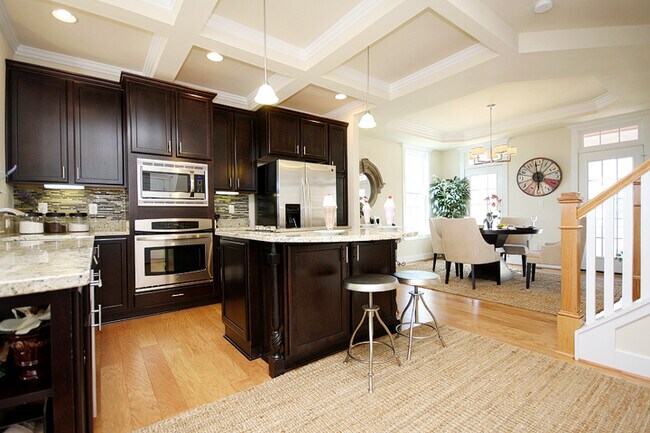 Building Photo - Inviting End-Unit Old Trail Townhome