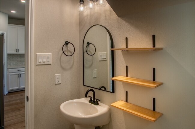 Building Photo - 16018 Oregon Oak Dr