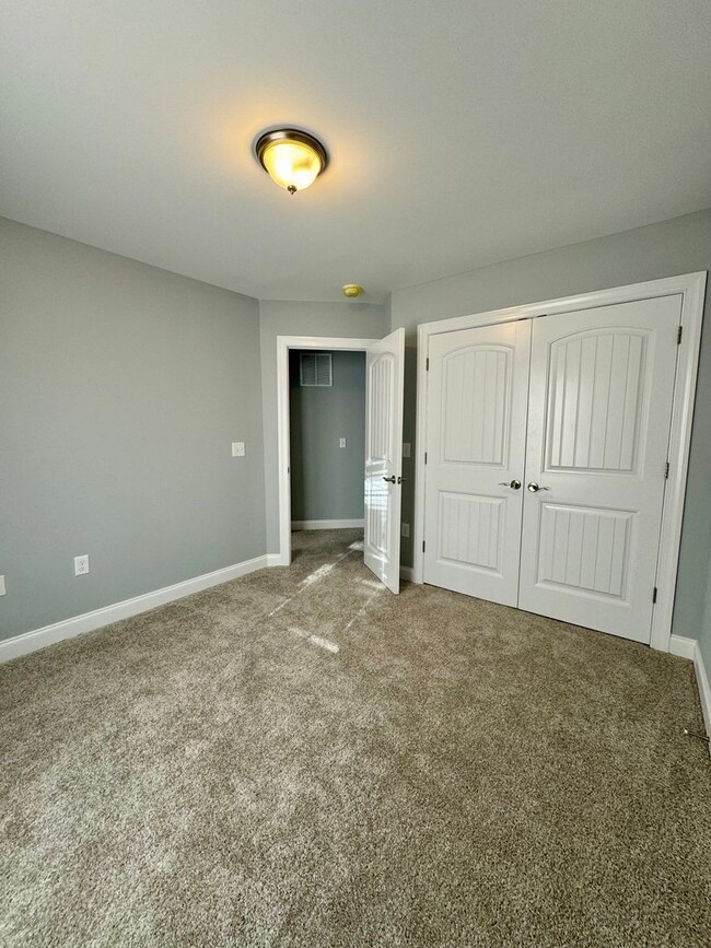 Building Photo - *LIKE NEW!* 3BR/2.5BA Townhouse in Crescen...