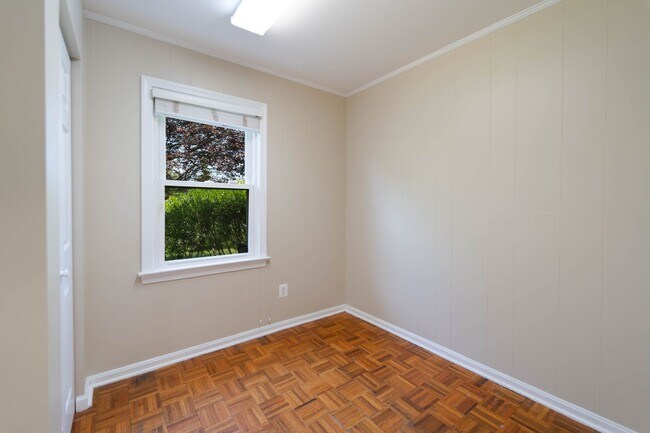 Building Photo - Spacious Split-Level with In-Law Suite & B...