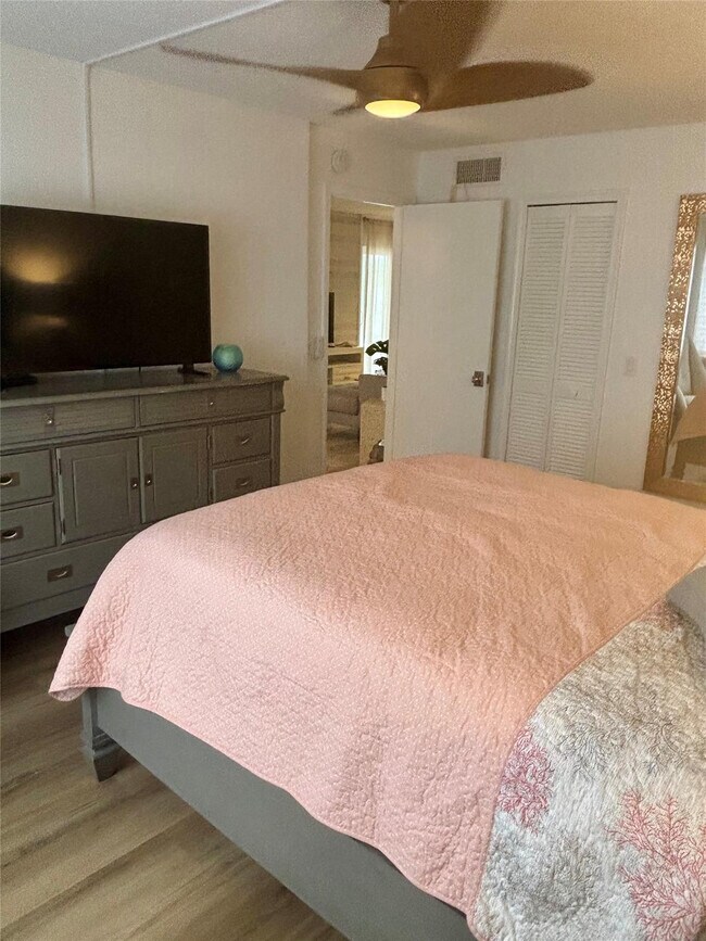 Building Photo - 10980 S Ocean Dr