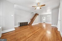 Building Photo - 437 Roxborough Ave