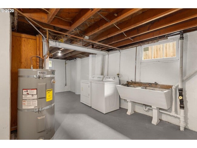Building Photo - Charming 2-Bedroom Gem with Spacious Living Room and Bright Open Kitchen!