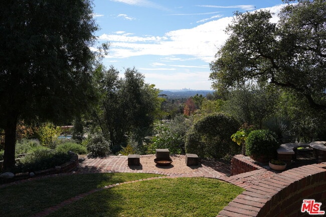 Building Photo - 1575 E Loma Alta Dr