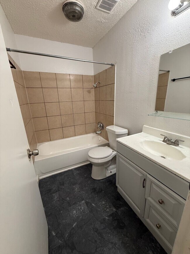 Building Photo - 2307 Lake Louise Dr