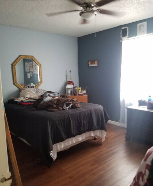 Building Photo - 3 bedroom 2 bath 2 car garage rental