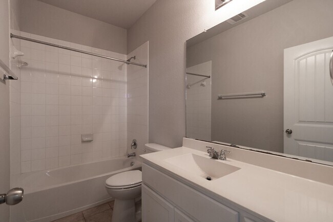 Building Photo - 2880 Donnell Dr