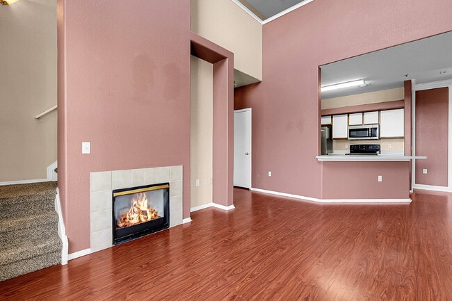 Building Photo - $1,745.00, 2 bed, 1 .5 bath located in Aur...