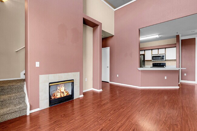 Building Photo - $1,895.00, 2 bed, 1 .5 bath located in Aur...