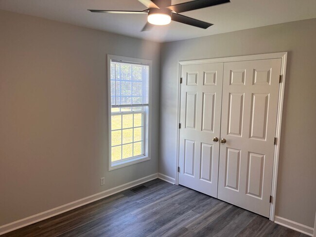 Building Photo - 3 bedroom 2 bath single family home. Fresh paint, new floors