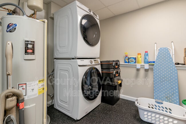 Building Photo - 12112 Amblewood Dr