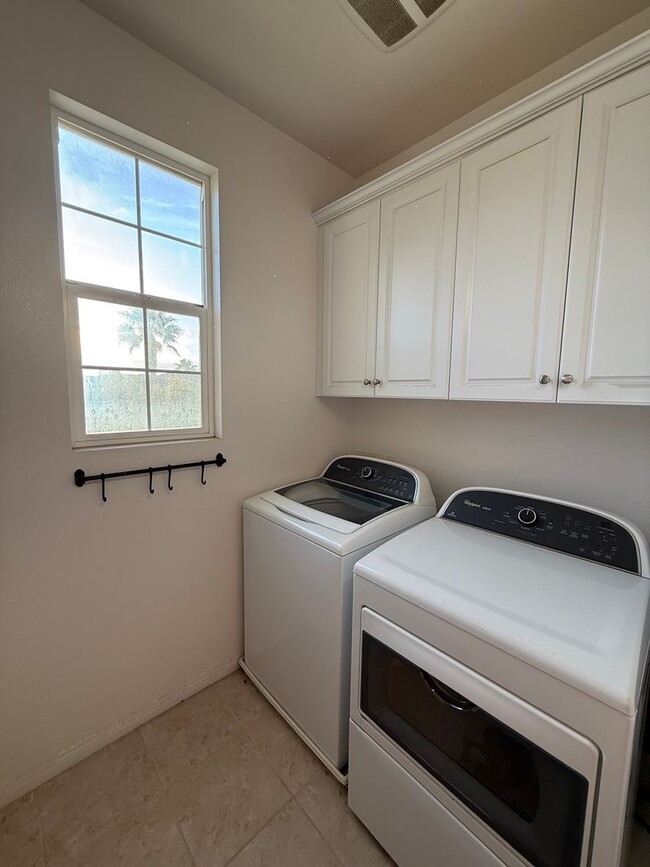 Building Photo - Modern 3 Bed, 3 Bath Living—Style, Comfort...