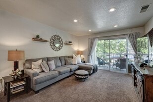 Building Photo - 1324 Chateau Cmn