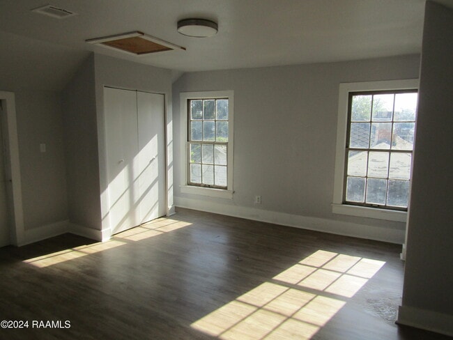 Building Photo - 617 Julia St
