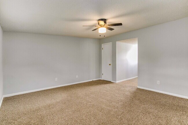 Building Photo - BRIGHT AND BEAUTIFUL DUPLEX CLOSE TO UWF!