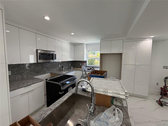 Building Photo - 2313 SW 60th Ct