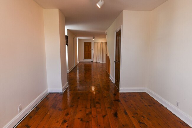 Building Photo - Charming 3 Bedroom on Verbeke St w Off Str...